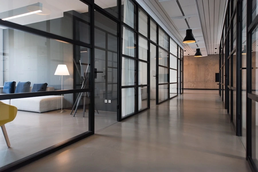 Bureaux élégants aux tons verts et bois