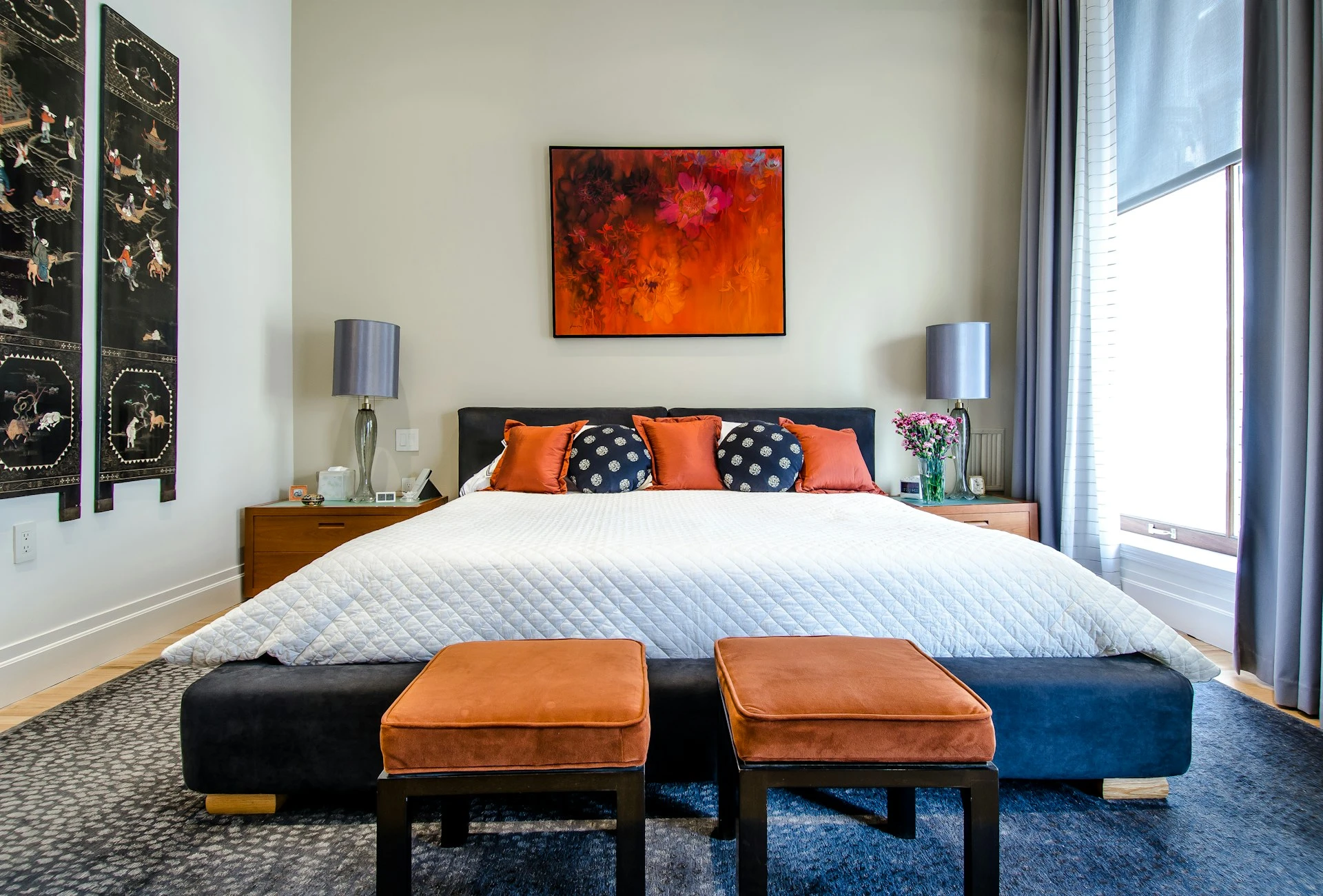 Chambre feutrée aux tons profonds